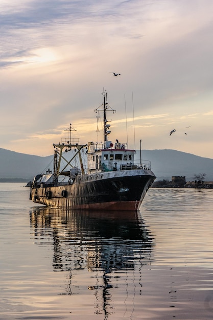 Navire en mer contre le ciel au coucher du soleil