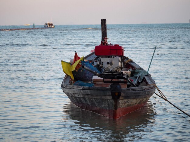 Photo un navire en mer contre un ciel dégagé