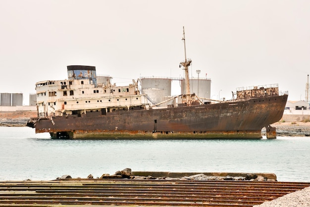 Un navire métallique et rouillé abandonné