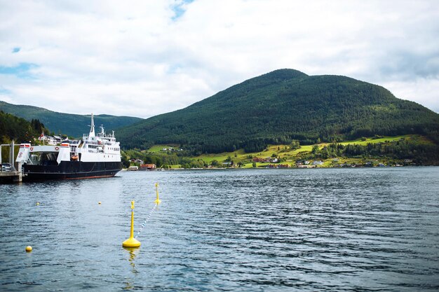 Un navire naviguant dans les fjords norvégiens Vue imprenable sur la nature avec fjord et montagnes Belle réflexion