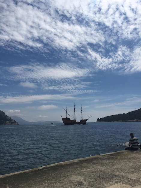 Photo un navire naviguant sur la mer contre le ciel