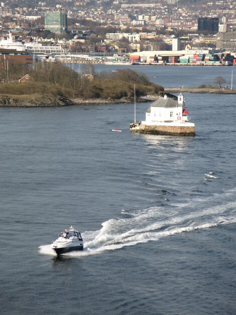 Photo navire naviguant sur mer