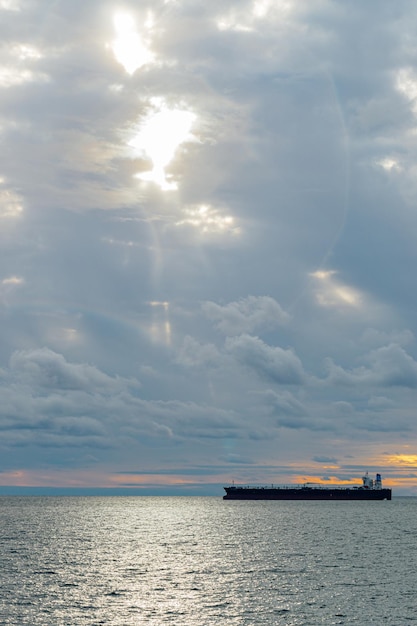 Le navire navigue sur la mer dans le contexte d'un beau ciel nuageux