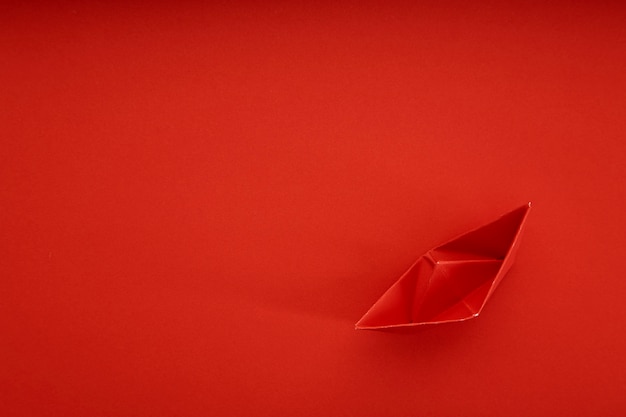 Navire De Papier Rouge Sur Fond Rouge