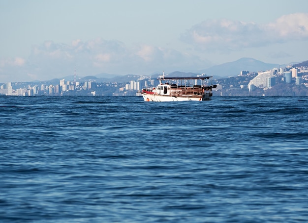 Navire à passagers ou bateau à vapeur en voyage en mer sur le fond de la côte de Sotchi à la journée ensoleillée