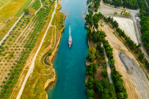 Navire passant par le canal de Corinthe en Grèce