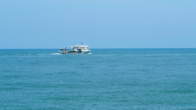 Navire de pêche en mer calme bateau de pêche dans l'océan ou en mer large en temps réel