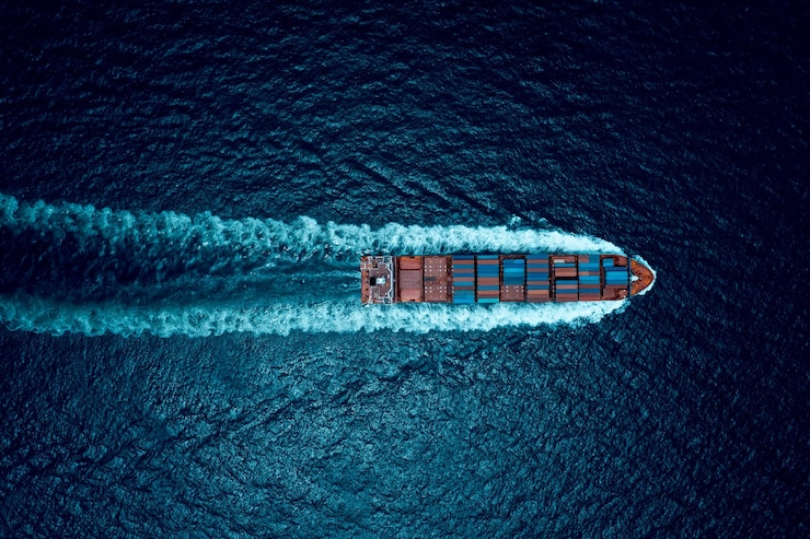 Photo navire porte-conteneurs pour l'importation et l'exportation de marchandises maritimes à des concessionnaires et à des consommateurs à travers le pacifique