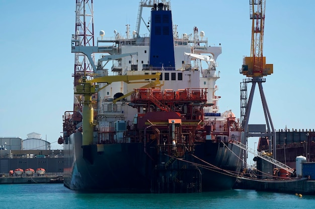 Photo navire de regasification de gaz naturel liquéfié (gnl) ancré dans le port de gênes, italie