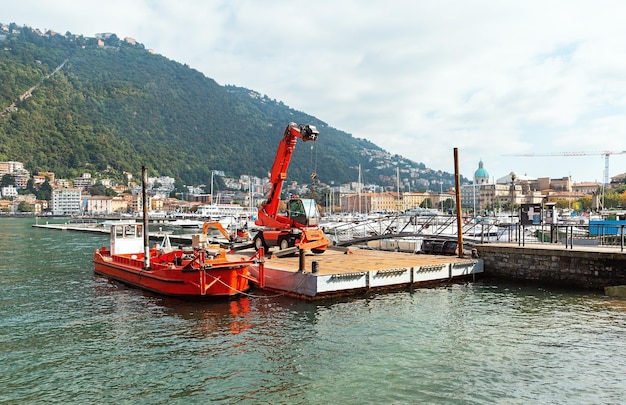 Navire rouge et grue au quai