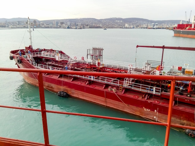 Photo navire de service dans le port navires portuaires