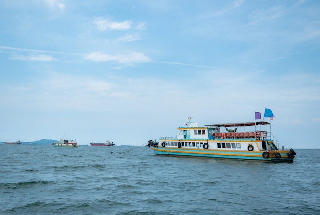 Navire de voyage dans le paysage océanique avec un beau ciel bleu en ThaïlandeBateau pour voyageur touristique