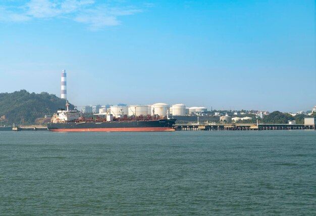 Photo navires amarrés au port et à l'horizon de la ville de xiamen, en chine