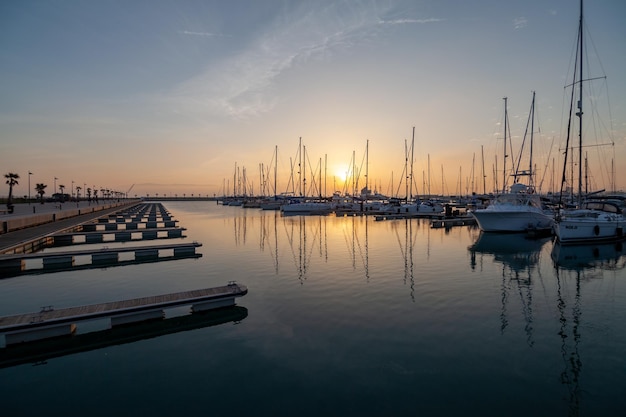 navires amarrés dans le port de la linea de la concepcion devant gibraltar au coucher du soleil