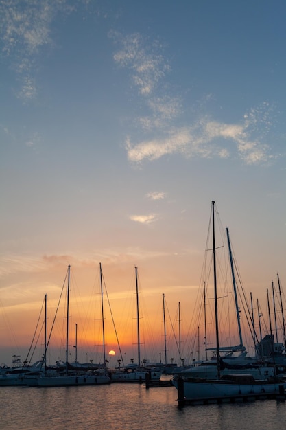 navires amarrés dans le port de la linea de la concepcion devant gibraltar au coucher du soleil