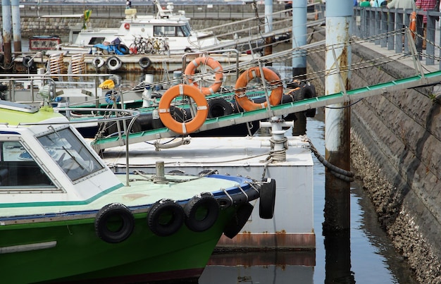 Navires ancrés dans le port