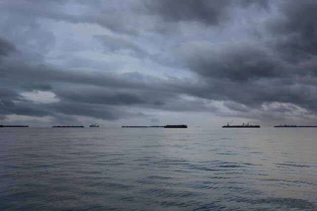 Photo des navires de cargaison amarrés dans la baie de koh sichang pour décharger des marchandises