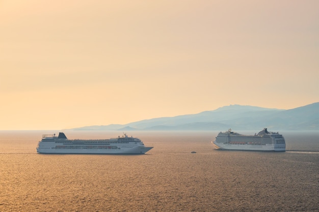 Les navires de croisière en mer Égée au coucher du soleil