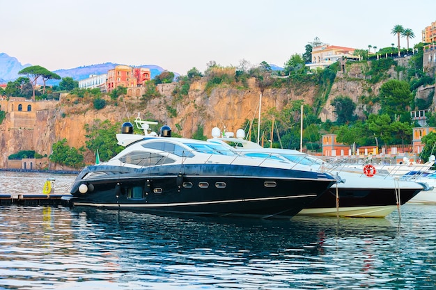 Navires dans le port de Marina Grande à Sorrente, mer Tyrrhénienne, côte amalfitaine, Italie