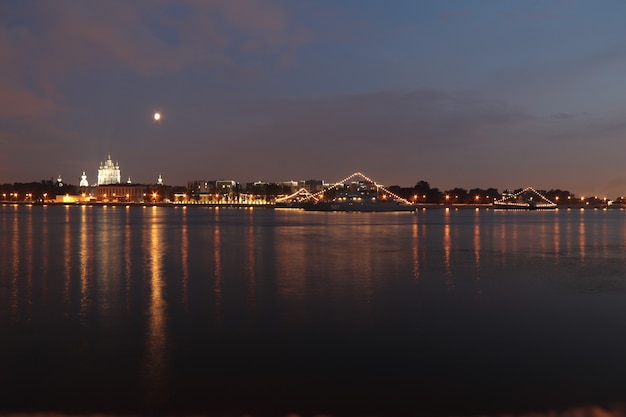 Navires de guerre illuminés sur la rivière la nuit ciel bleu foncé