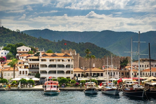 Navires avec mâts dans la baie de Marmaris.Turquie