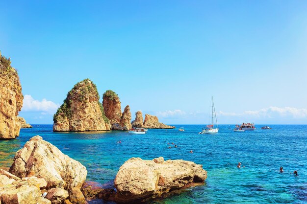 Les navires et la mer Méditerranée à Scopello, Castellammare del Golfo, Sicile, Italie