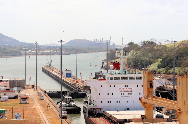 Les navires naviguent à travers l'escorte de cargo du canal de Panama