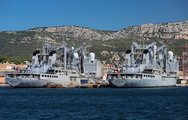 Les navires de ravitaillement de la Marine française Var et Marne amarrés à la base navale du port de Toulon France