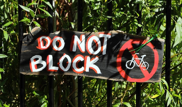 Ne bloquez pas le signe sur une clôture en pleine nature à amsterdam