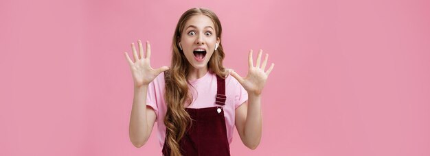 Photo ne cherchez pas de fils excité et étonné belle jeune femme blanche charismatique avec des cheveux naturels ondulés nous