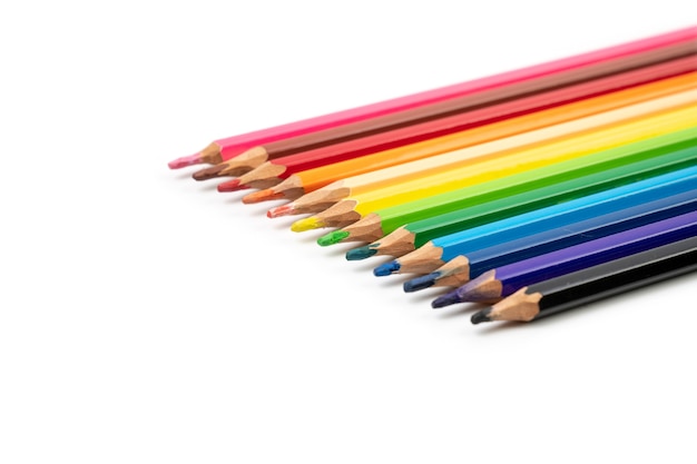 Ne pas affûter le crayon de couleur 12 couleurs, rose marron rouge orange orange clair jaune vert vert foncé bleu clair bleu foncé violet et noir isolé sur fond blanc. Chemin de détourage