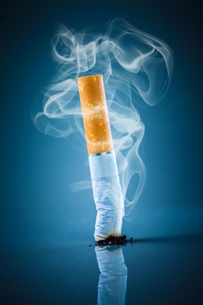 Ne pas fumer. Mégot de cigarette sur fond bleu.