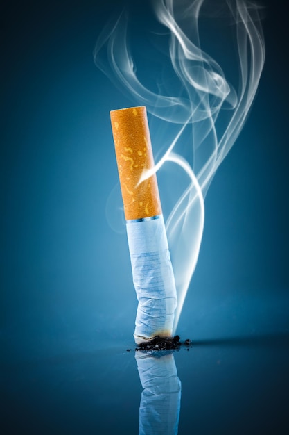 Ne pas fumer. Mégot de cigarette sur fond bleu.