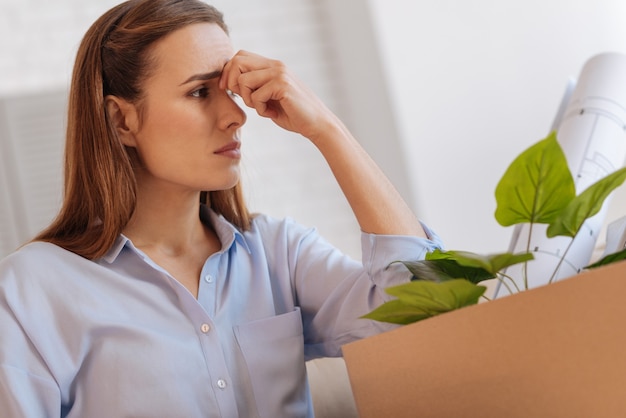 Ne pleure pas. Jeune femme sensible émotionnelle se sentant bouleversée après avoir perdu son emploi et essayant de ne pas pleurer en attendant que son mari rentre à la maison