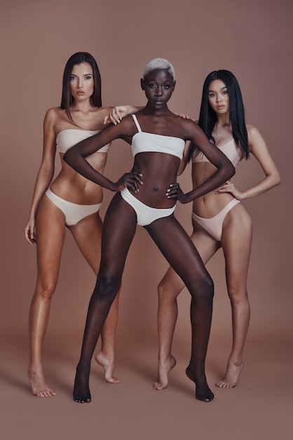 Photo né pour être belle. trois jolies femmes métisses regardant la caméra