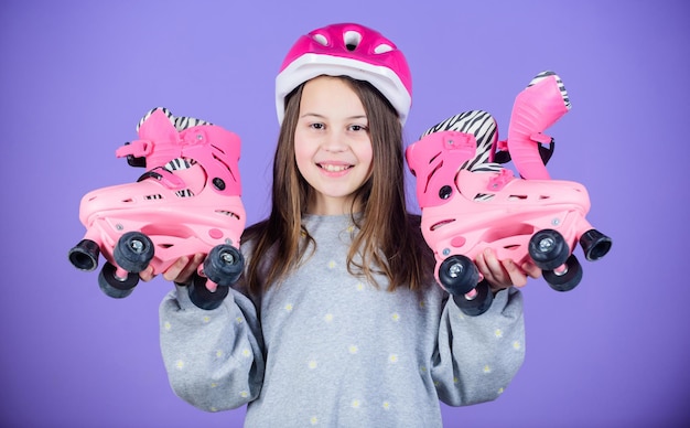 Né pour s'amuser Patinage à roulettes Activité de l'enfance course d'entraînement de l'adolescente Freestyle Sport succès Petite fille Fitness santé et énergie Enfant heureux avec des patins à roulettes bouge ton corps