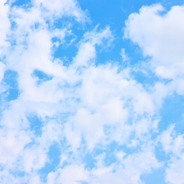 Photo nébulosité - ciel bleu et nuages blancs laineux, peuvent être utilisés comme arrière-plan