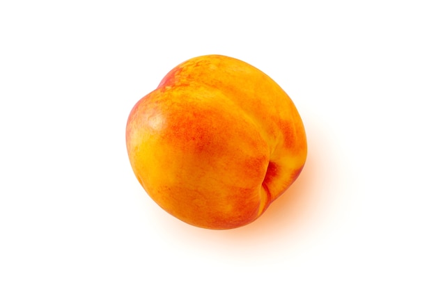 Une nectarine mûre isolée sur fond blanc