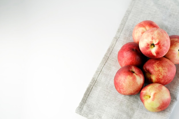 Nectarine de pomme Nectarine croisée avec pomme sur un tableau blanc