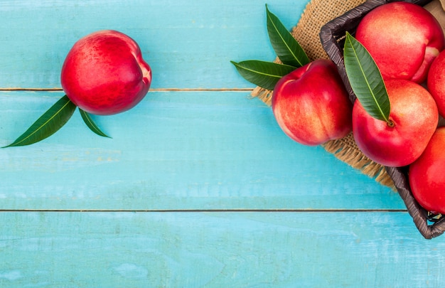 Nectarine sucrée sur fond en bois