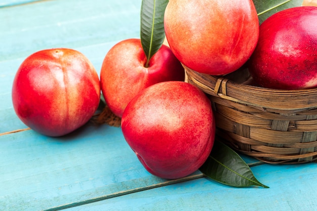 Nectarine sucrée sur table en bois