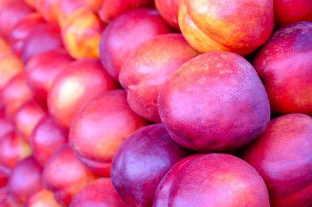 Nectarines brillantes sur le marché