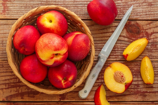 Nectarines dans la vue de dessus du panier