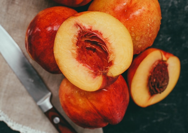 Nectarines fraîches sur fond en bois noir