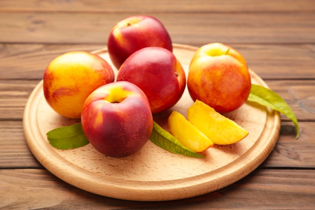 Nectarines fraîches sur une planche à découper