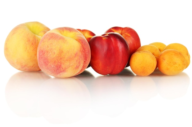 Nectarines mûres abricots et pêches isolés sur gros plan blanc