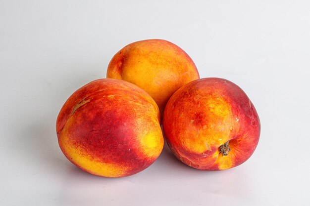 Nectarines rouges fraîches et juteuses mûres