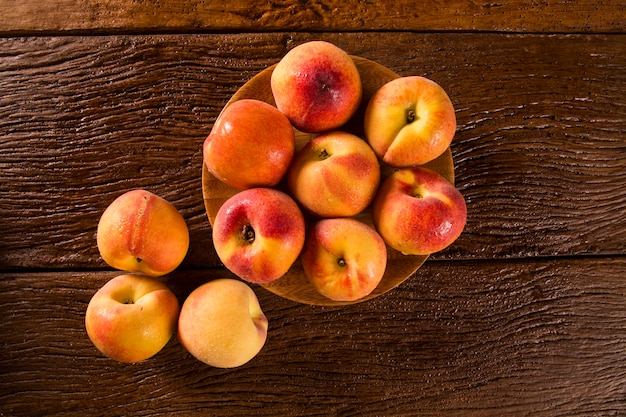 Nectarines sur table en bois.