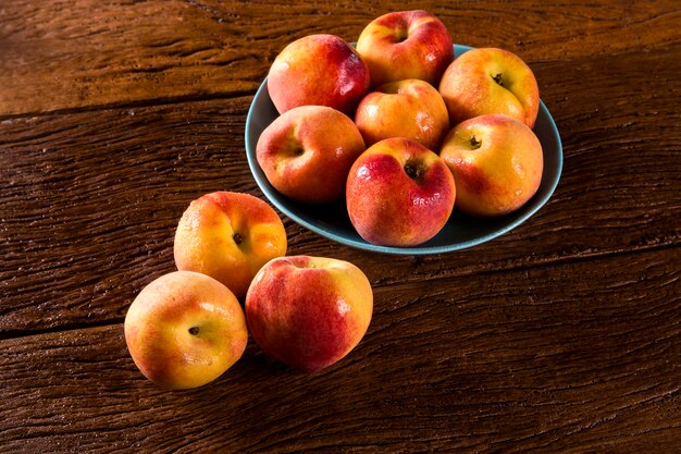 Nectarines sur table en bois.