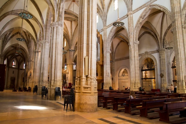 Nef de la cathédrale, un espace aux colonnes de style gothique